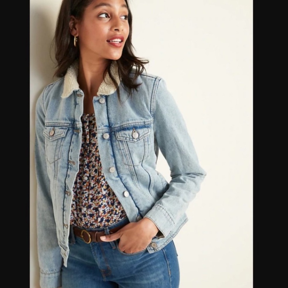 Old Navy Women's Light Blue Denim Jacket with Sherpa Lining. Size Large